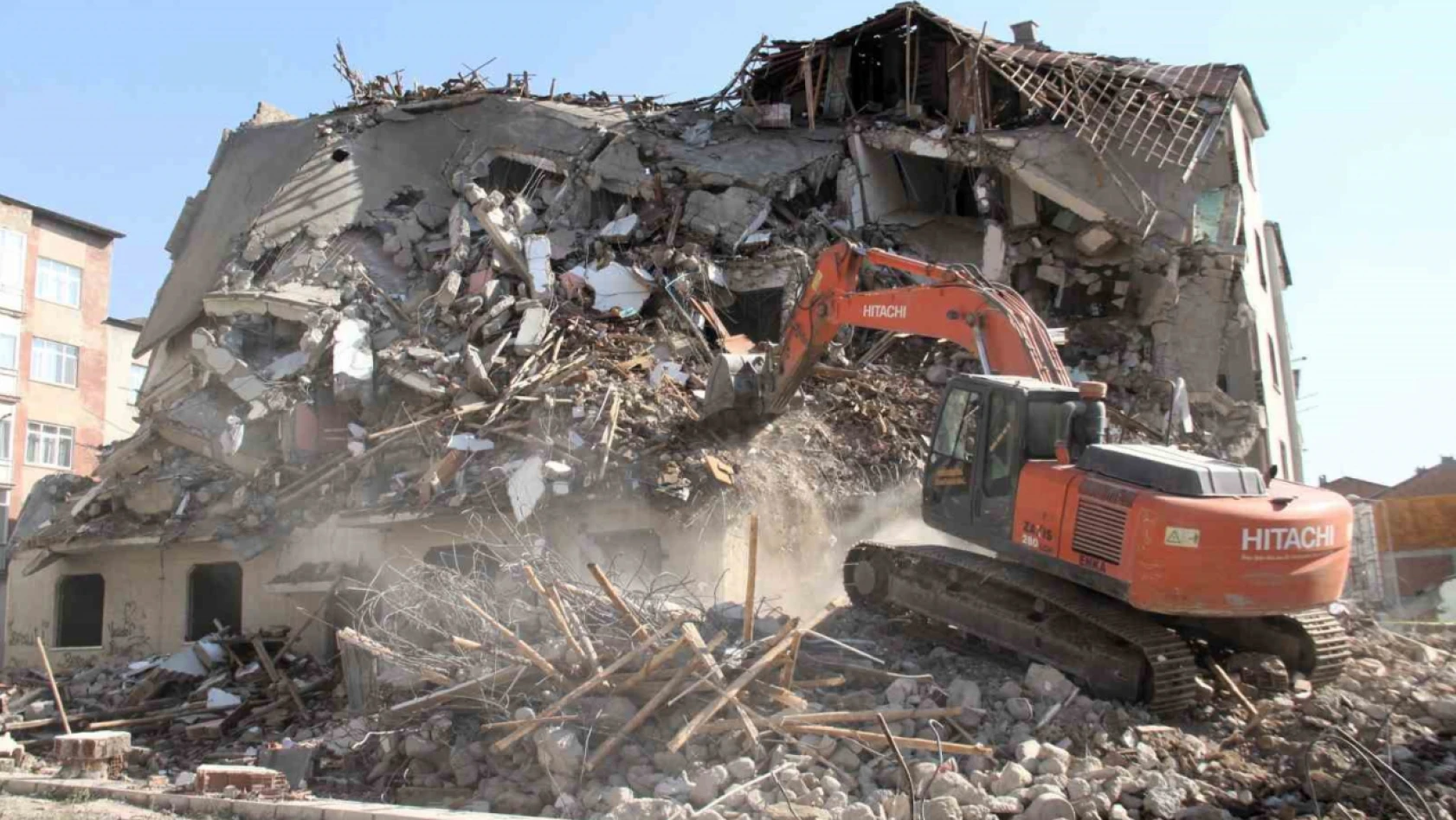 Elazığ'da ağır hasarlı binaların yıkımı devam ediyor