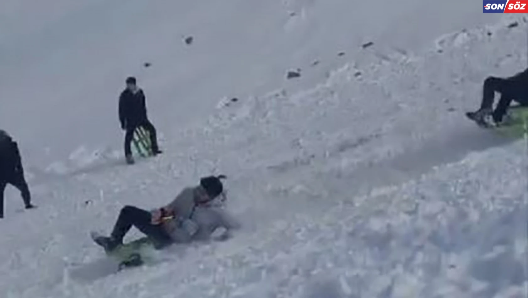 Elazığ'da kayak sezonu açıldı, vatandaşların kızakla kayma anları gülümsetti