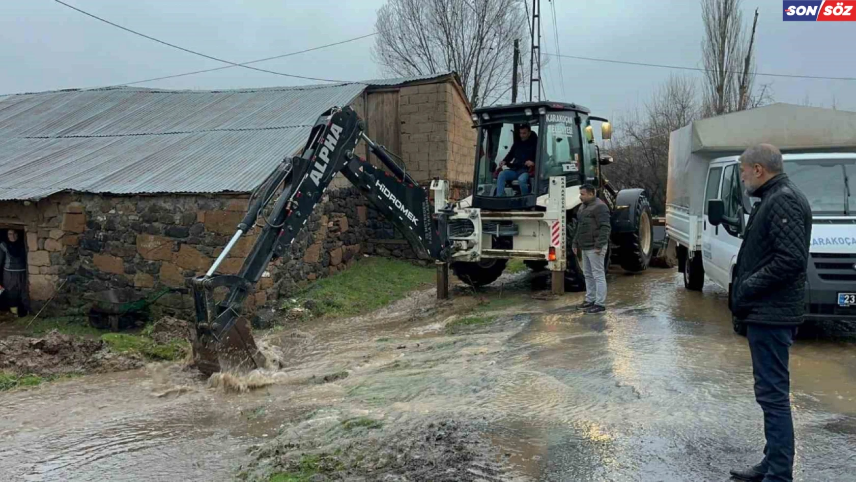 Karakoçan'da su taşkınlarına karşı ekipler çalışma başlattı
