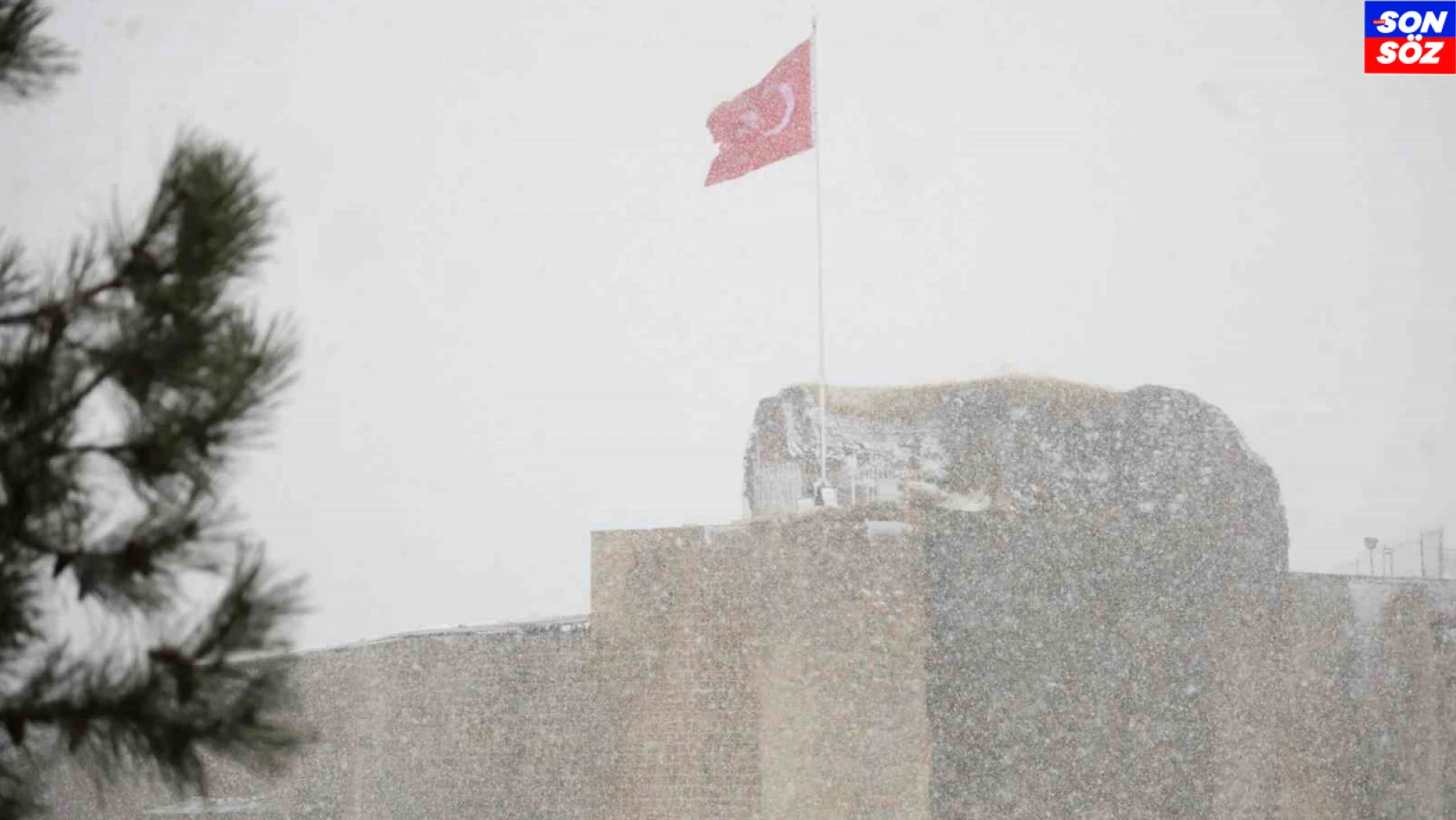 Tarihi Harput Mahallesi'nde kar etkisini artırdı, göz gözü görmedi