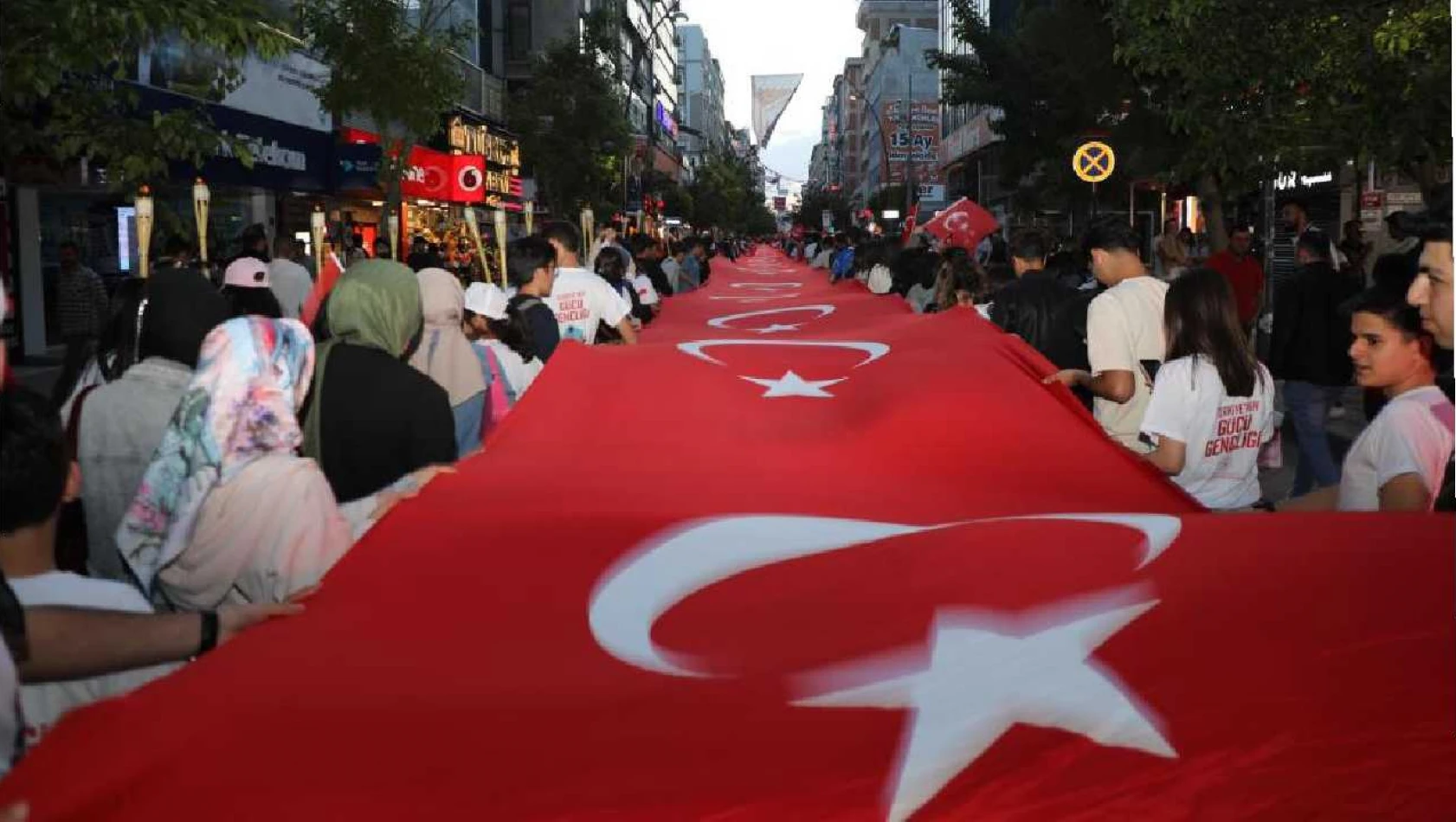 Elazığ'da fener alayı renkli görüntüler oluşturdu