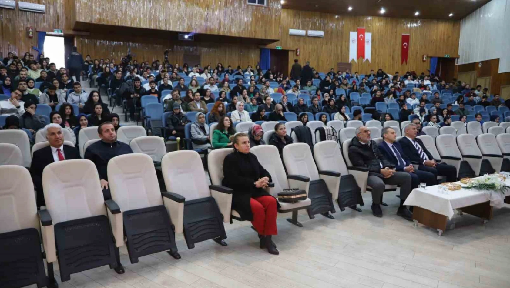 FÜ'de  'Bağımlılık ve Bağımlılıkla Mücadele' paneli düzenlendi