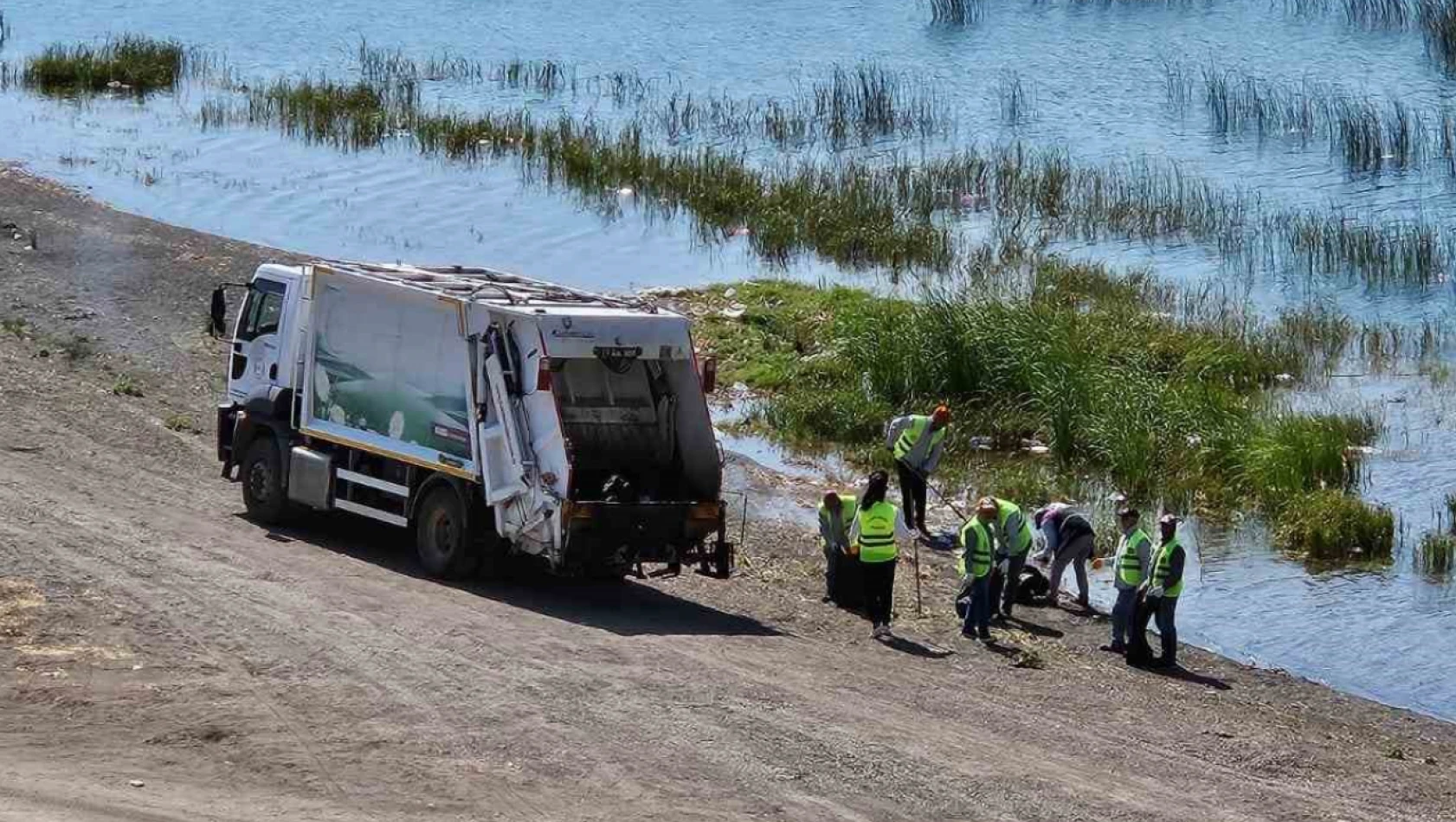 Hazar gölü çevresinde 15 günde 12 ton çöp toplandı