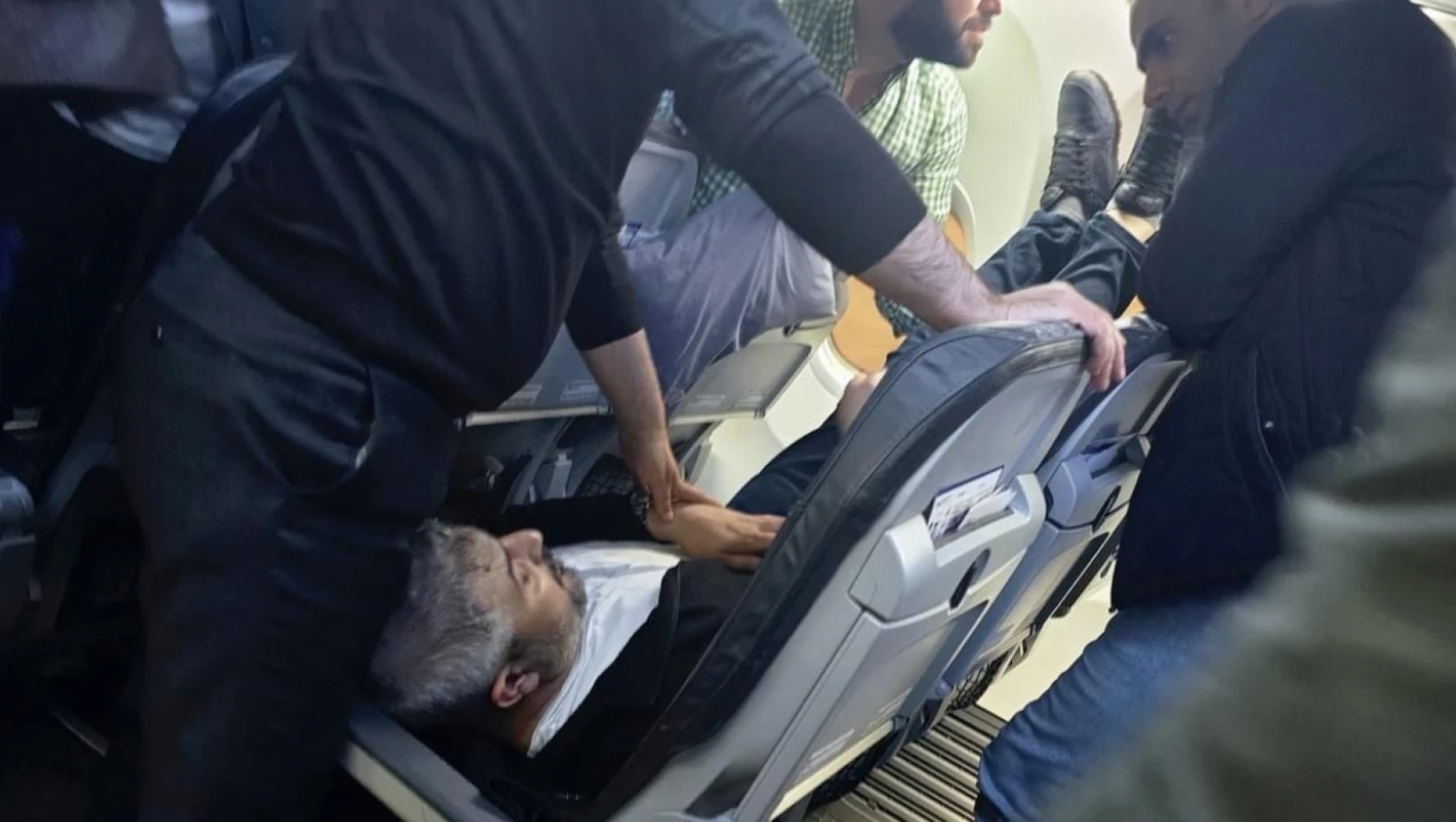 Milletvekili Keleş uçakta kalbi duran hastayı hayata döndürdü
