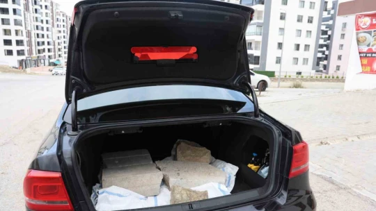 ''Kimsenin ekmeğine taş koymak istemem ama'' dedi, milyonluk aracını taşla doldurdu