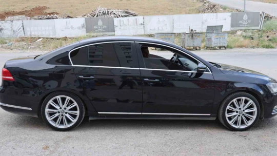 ''Kimsenin ekmeğine taş koymak istemem ama'' dedi, milyonluk aracını taşla doldurdu