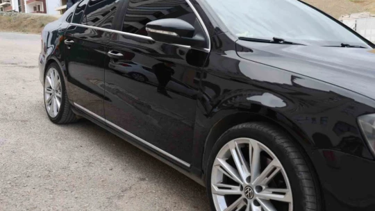 ''Kimsenin ekmeğine taş koymak istemem ama'' dedi, milyonluk aracını taşla doldurdu