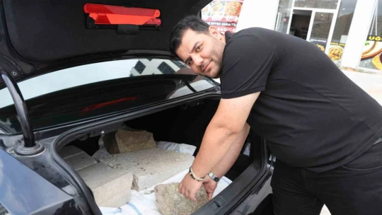 ''Kimsenin ekmeğine taş koymak istemem ama'' dedi, milyonluk aracını taşla doldurdu