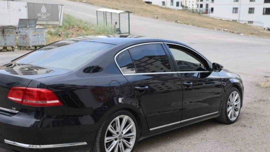 ''Kimsenin ekmeğine taş koymak istemem ama'' dedi, milyonluk aracını taşla doldurdu