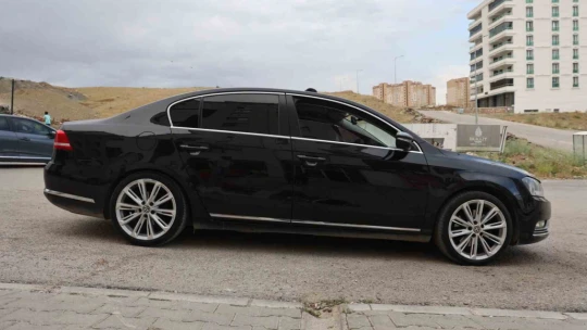 ''Kimsenin ekmeğine taş koymak istemem ama'' dedi, milyonluk aracını taşla doldurdu