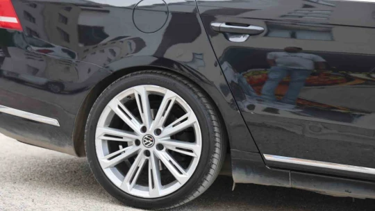 ''Kimsenin ekmeğine taş koymak istemem ama'' dedi, milyonluk aracını taşla doldurdu