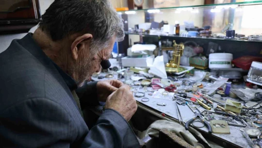 'Tik tak' sesleriyle geçen bir ömür: 65 yıldır 'zamanı' ayarlıyor