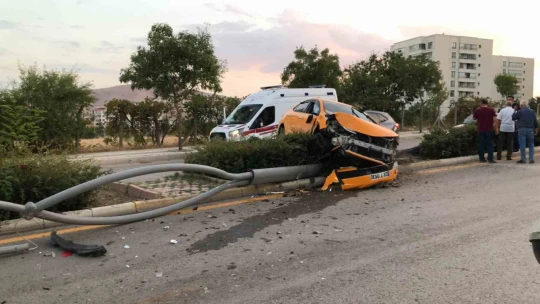 3 araca çarptı kaçtı, refüje çıkıp direği devirdi: 1 yaralı