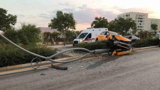 3 araca çarptı kaçtı, refüje çıkıp direği devirdi: 1 yaralı