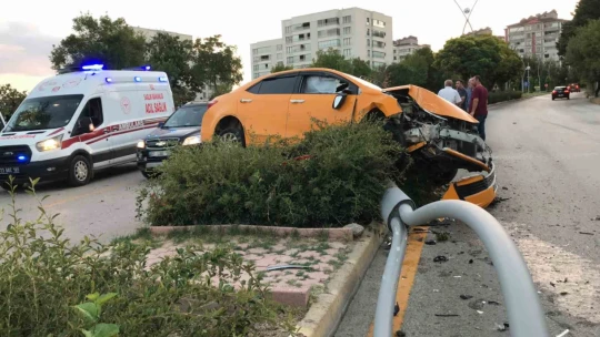 3 araca çarptı kaçtı, refüje çıkıp direği devirdi: 1 yaralı