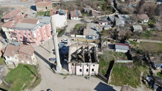 300 yıllık cami bakımsızlıktan harabeye döndü