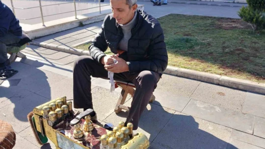35 yıldır ayakkabı boyayarak evini geçindiriyor