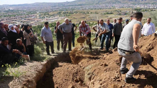 7 ay yoğun bakımda kaldıktan sonra hayatını kaybetmişti: Ziyaretine gideceği anneannesinin yanına defnedildi