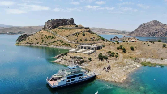 8 yaşındaki kızın, susuz kalan martı yavrusunu kurtarma mücadelesi yüreklere dokundu
