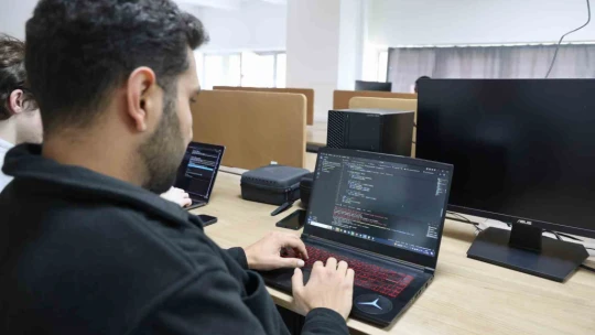 Adli Bilişim Uzmanı Tuncer: ''Deepfake ile ünlülerin veya sıradan insanların yapmadıklarını ve söylemediklerini yaptırmak mümkün''