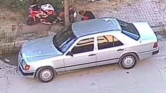 Ağaca bağlı motosikleti çalmaya çalışan acemi hırsız, başarılı olamadı