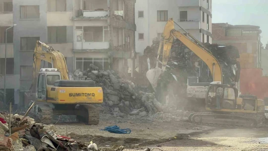 Ağır hasarlı bina ses dalgaları sonrası tek dokunuşla yıkıldı