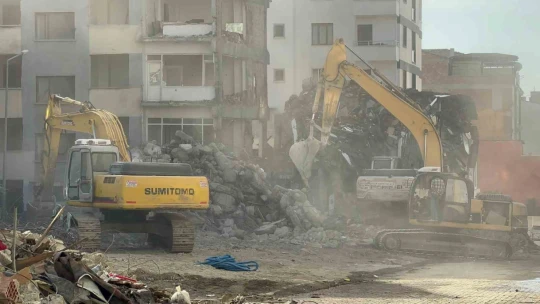 Ağır hasarlı bina ses dalgaları sonrası tek dokunuşla yıkıldı