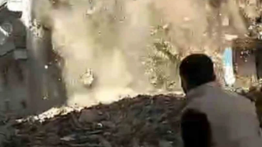 Ağır hasarlı bina ses dalgaları sonrası tek dokunuşla yıkıldı