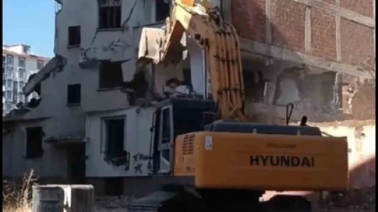 Ağır hasarlı bina tek dokunuşla yıkıldı, operatör kepçeyi bırakıp kaçtı