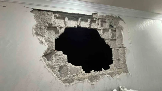 Ağır hasarlı bina yıkılırken sağlam binaya zarar verdi