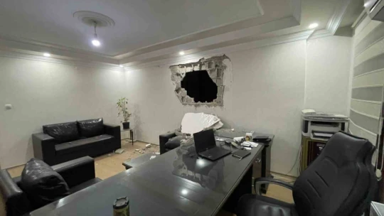 Ağır hasarlı bina yıkılırken sağlam binaya zarar verdi