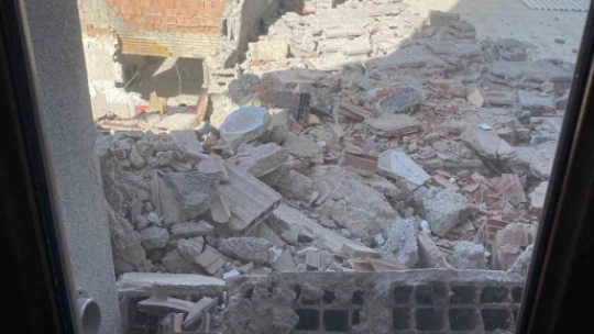 Ağır hasarlı bina yıkılırken sağlam binaya zarar verdi