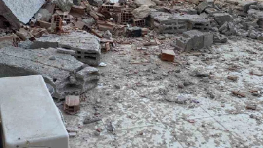 Ağır hasarlı bina yıkılırken sağlam binaya zarar verdi