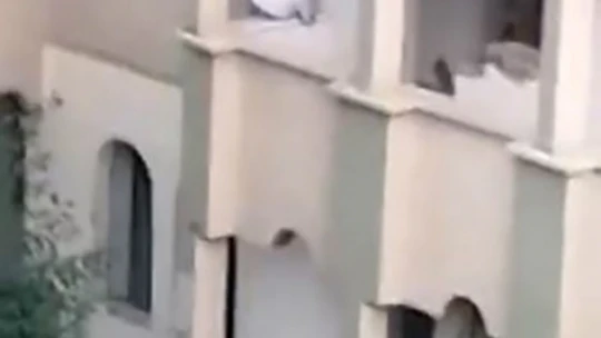 Ağır hasarlı binada tehlikeli anlar: Caddede bulunanlarla tartışıp 4'üncü kattan beton parçası fırlattı