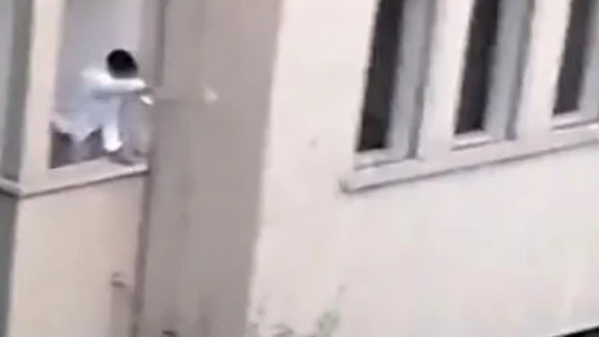 Ağır hasarlı binada tehlikeli anlar: Caddede bulunanlarla tartışıp 4'üncü kattan beton parçası fırlattı