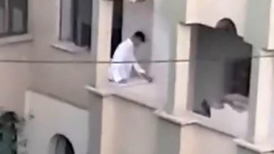 Ağır hasarlı binada tehlikeli anlar: Caddede bulunanlarla tartışıp 4'üncü kattan beton parçası fırlattı