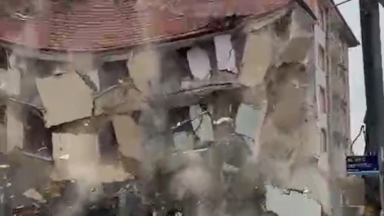 Ağır hasarlı binanın yıkım anı kamerada