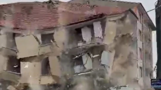 Ağır hasarlı binanın yıkım anı kamerada