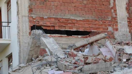 Ağır hasarlı binayı yıkarken neredeyse sağlamını da yıkıyorlardı, daireler zarar gördü