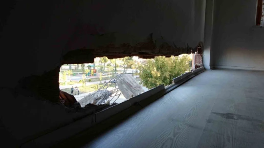 Ağır hasarlı binayı yıkarken neredeyse sağlamını da yıkıyorlardı, daireler zarar gördü