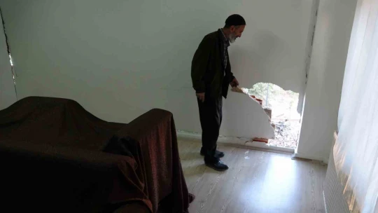 Ağır hasarlı binayı yıkarken neredeyse sağlamını da yıkıyorlardı, daireler zarar gördü