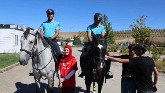 Ahıska Türkü çocuklardan atlı jandarma timine büyük ilgi