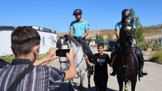 Ahıska Türkü çocuklardan atlı jandarma timine büyük ilgi