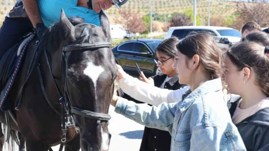 Ahıska Türkü çocuklardan atlı jandarma timine büyük ilgi