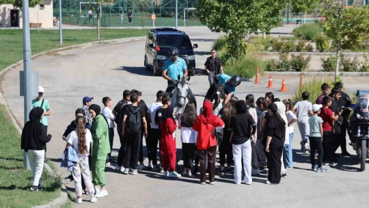 Ahıska Türkü çocuklardan atlı jandarma timine büyük ilgi