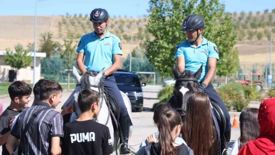Ahıska Türkü çocuklardan atlı jandarma timine büyük ilgi