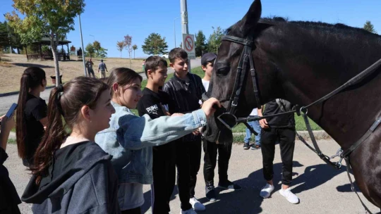 Ahıska Türkü çocuklardan atlı jandarma timine büyük ilgi