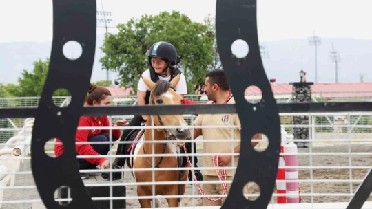 Ahıskalı çocuklar ilk kez at binmenin heyecanını yaşadı
