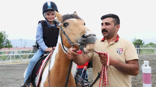 Ahıskalı çocuklar ilk kez at binmenin heyecanını yaşadı