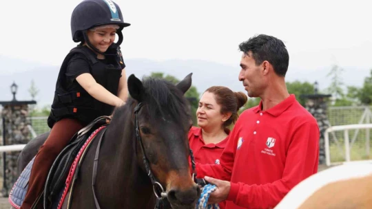Ahıskalı çocuklar ilk kez at binmenin heyecanını yaşadı